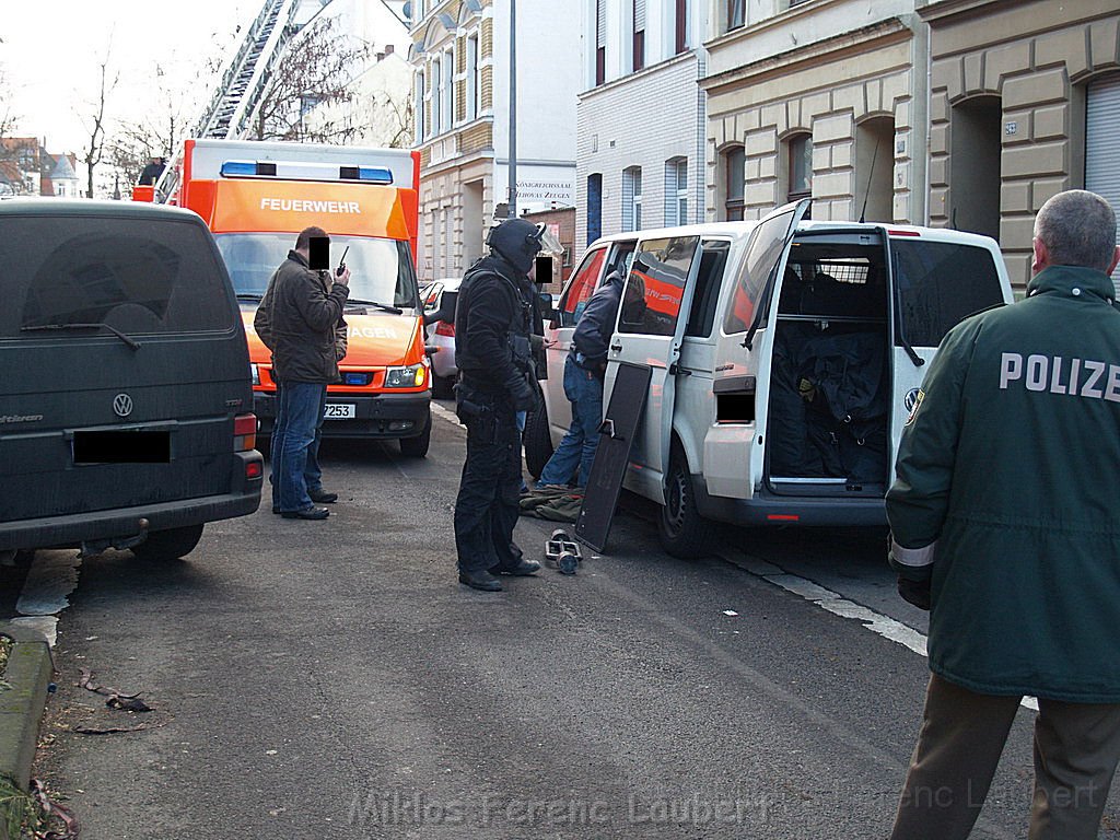 Einsatz Feuerwehr SEK Polizei Koeln Nippes Merheimerstr P083.JPG
